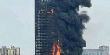 حريق يلتهم برجا تابع لشركة الاتصالات وسط الصين..