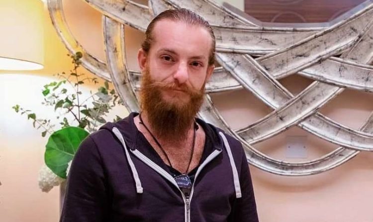 أويس مخللاتي هو أمين في “شامبليون”