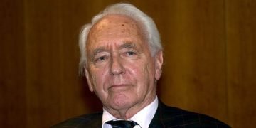 وفاة الصحفي والناقد اللغوي الألماني وولف شنايدر عن عمر يناهز 97 عامًا