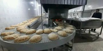 الاهالي يطالبون بإعادة اوقات التوزيع إلى ماكان عليه في مخبز تشرين بالحمدانية بحلب..