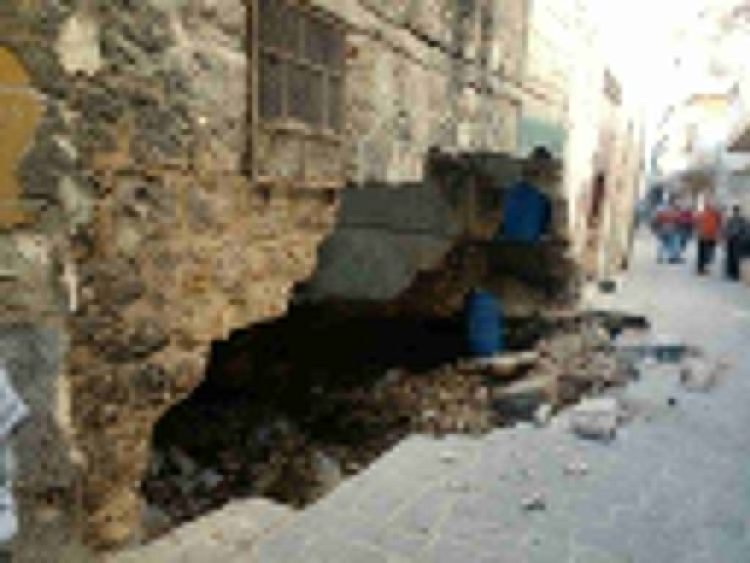 المغر ابتلعت بعض اجزاء البيوت العربية بمنكقة المعادي بحلب..!!