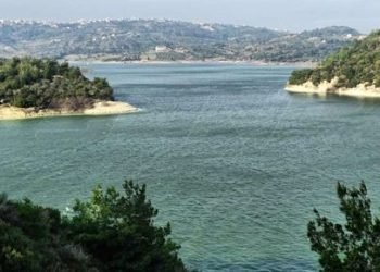 الحرارة إلى انخفاض والجو بين الغائم والماطر.