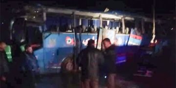 وفاة ثلاثة أشخاص وإصابة 26 جراء حادث سير على أوتوستراد دمشق حمص.