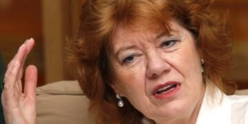 وفاة الكاتبة البريطانية آن بيري عن 84 عاماً