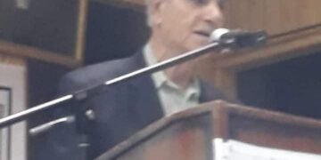 في لحظةٍ مهزوزةِ الأركانِ