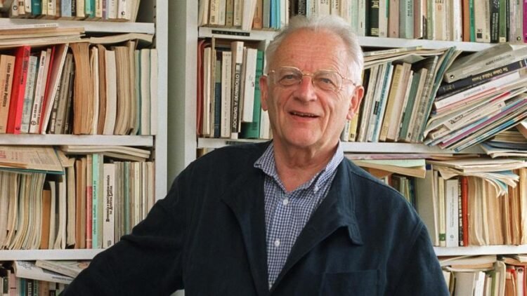 الموت يغيب عالم الاجتماع الفرنسي ألان تورين