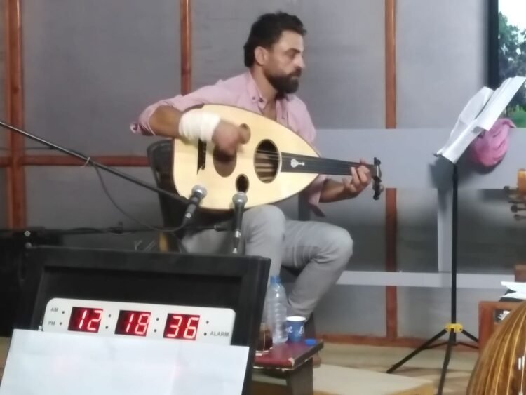 الشاب حسام ديب يكسر الرقم القياسي العالمي بالعزف على آلة العود،