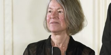 وفاة الشاعرة الأمريكية لويز غلوك الحائزة على جائزة نوبل للآداب عام 2020