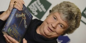 وفاة الكاتبة البريطانية الشهيرة أنطونيا سوزان بيات