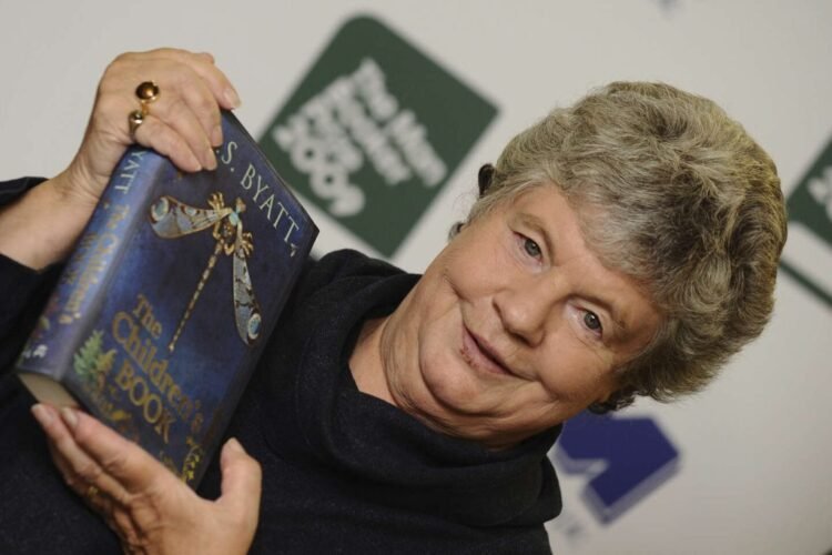 وفاة الكاتبة البريطانية الشهيرة أنطونيا سوزان بيات