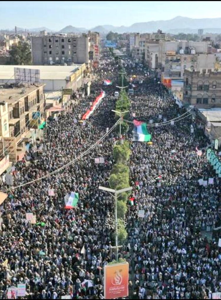 مسيرة جماهيرية حاشدة بمحافظة إب اليمنية في جمعة مع فلسطين جاهزون لكل الخيارات ..