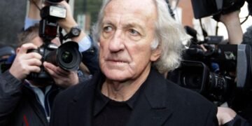 وفاة جون بيلجر الكاتب والصحافي البريطاني “المدافع الشرس عن الحقيقة”