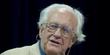 وفاة عالم الإجتماع النرويجي يوهان غالتونغ مؤسس دراسات السلام العالمي