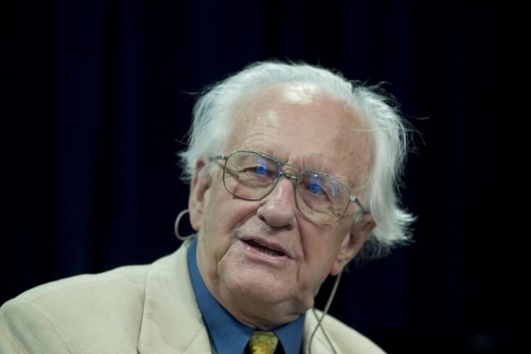 وفاة عالم الإجتماع النرويجي يوهان غالتونغ مؤسس دراسات السلام العالمي