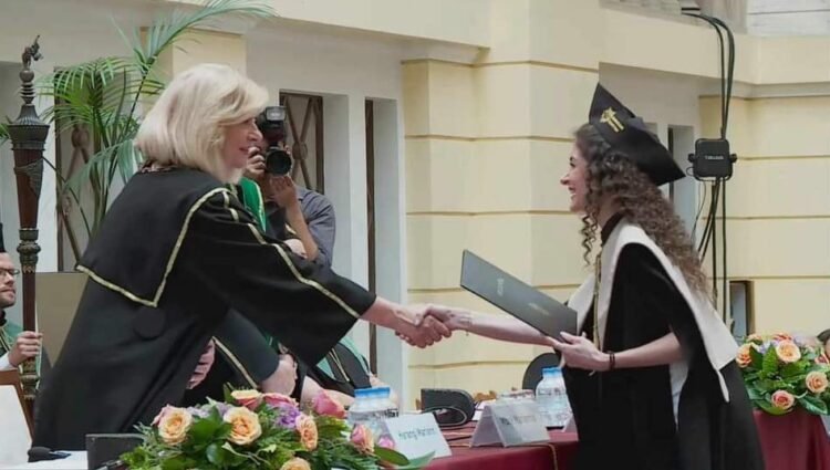 صبايا سورية يثبتن نجاحن العلمي