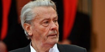 وفاة النجم السينمائي الفرنسي الشهير آلان ديلون
