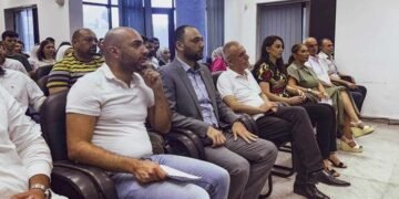 متطوعون شباب يطلقون مشروع “العلامة الكاملة” في اللاذقية لتعزيز التعليم عن بعد