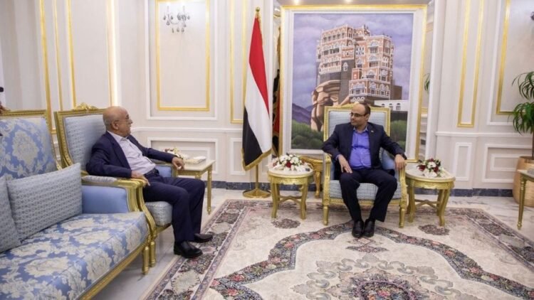 اليمن:الرئيس المشاط يلتقي رئيس حكومة التغيير والبناء