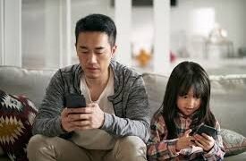 هل يرث الأطفال إدمان والديهم على الأجهزة الإلكترونية؟