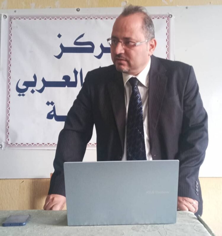 د منذر علي احمد محاضرا في ثقافي جبلة